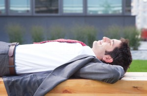 Geschäftsmann mit schwarzen Haaren macht eine Pause